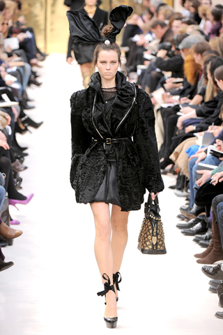 Vestido negro tapado astrakan con cierres Louis Vuitton